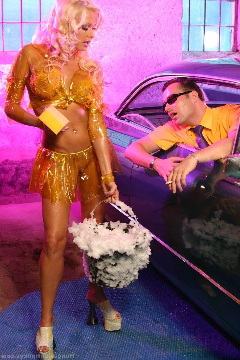 15P Big Tit Blond Car Washer