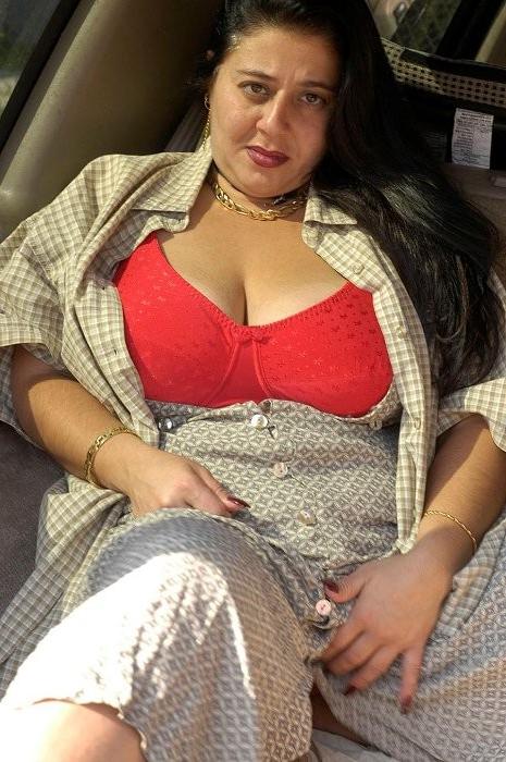 16P Chunky mature woman masturbates in her car