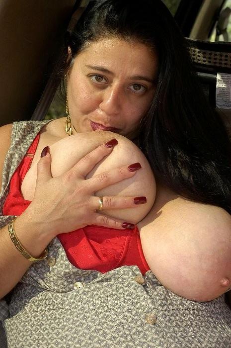 16P Chunky mature woman masturbates in her car