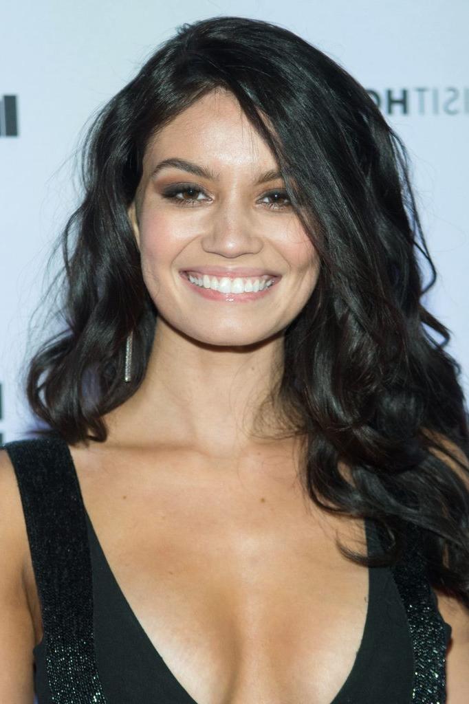11P Anne De Paula Looks Perfect In Black