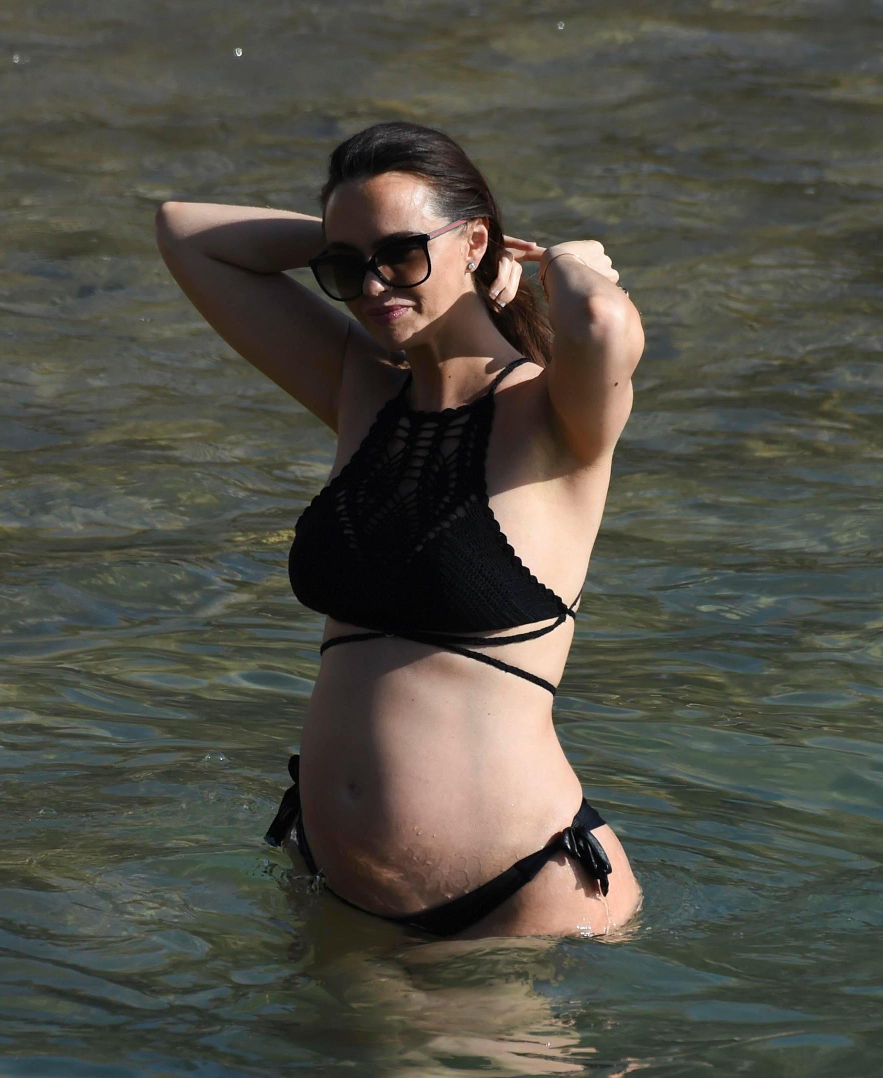 12P Jennifer Metcalfe Shows Off Her Preggo Belly