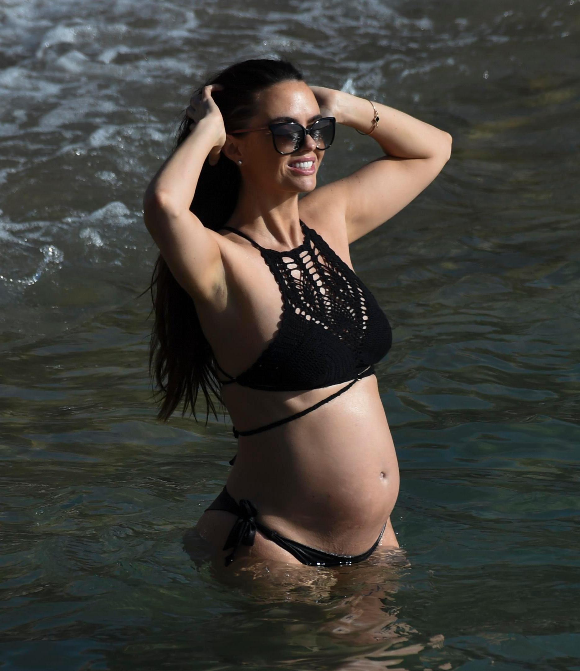 12P Jennifer Metcalfe Shows Off Her Preggo Belly