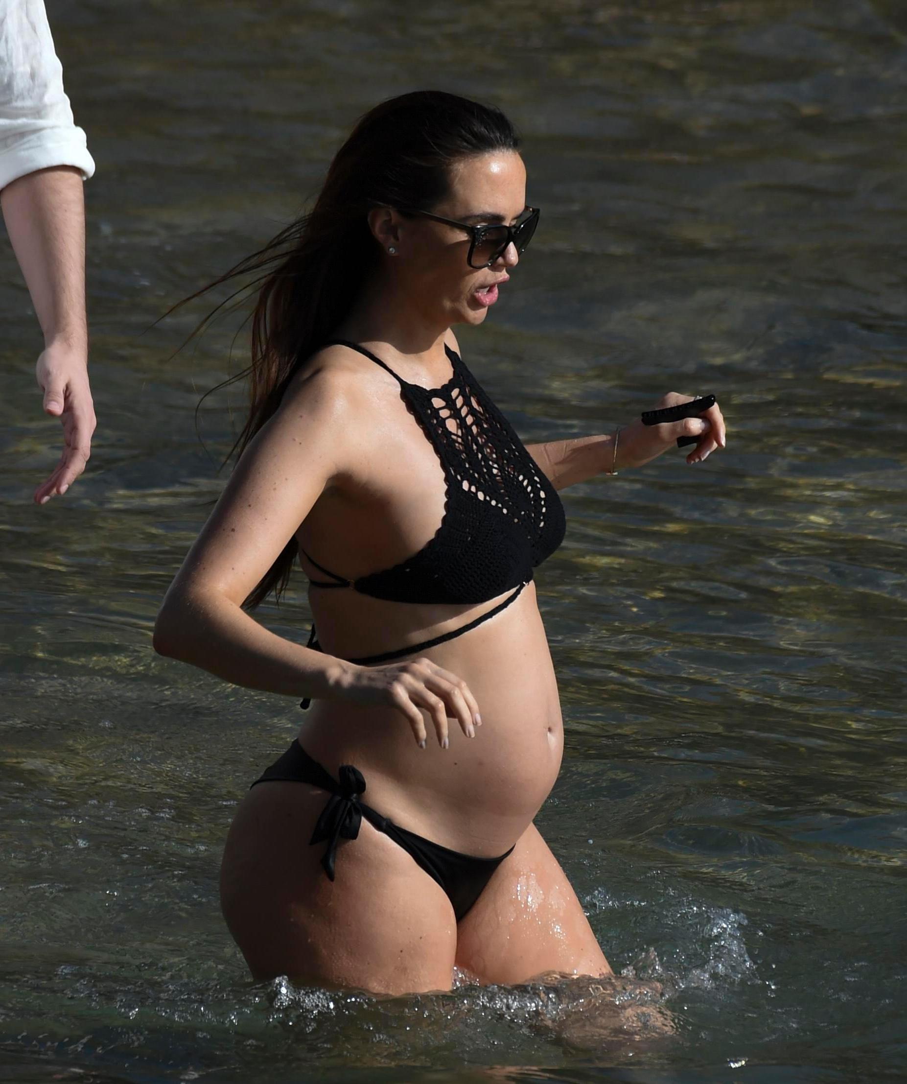 12P Jennifer Metcalfe Shows Off Her Preggo Belly