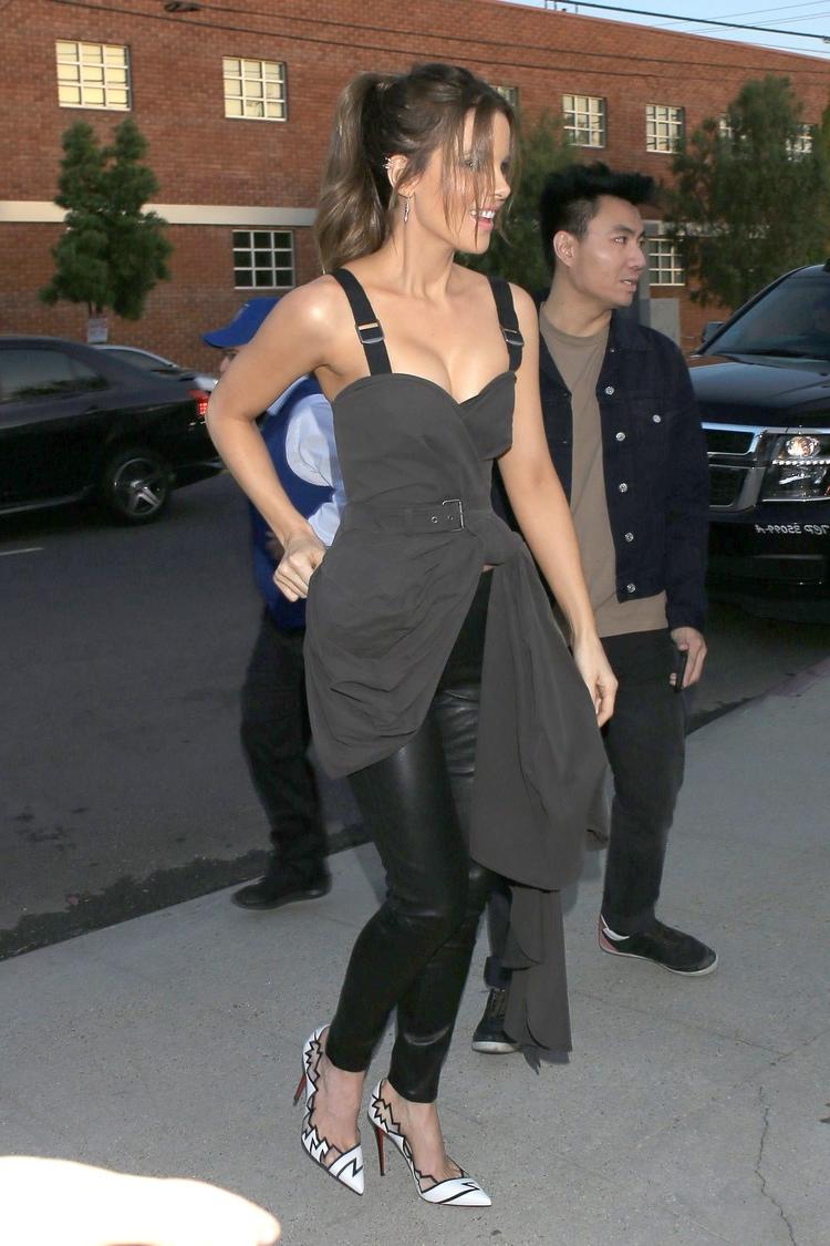 7P Kate Beckinsale Looks Hot In Leather Pants