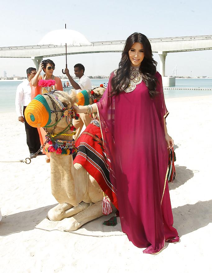 12P Kim Kardashian camel ride in Dubai