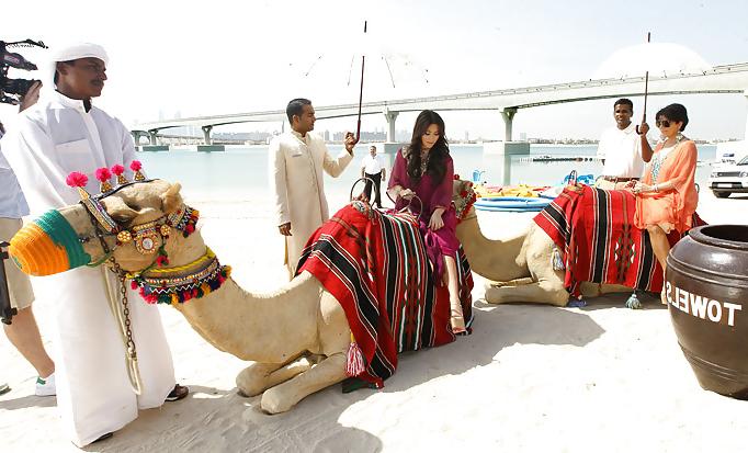12P Kim Kardashian camel ride in Dubai