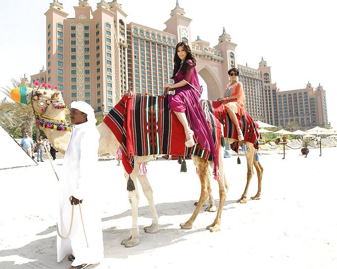 12P Kim Kardashian camel ride in Dubai
