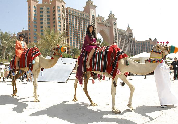 12P Kim Kardashian camel ride in Dubai