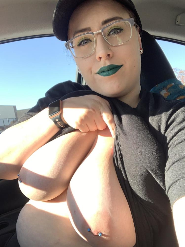 25P Exhibitionist Slut in the Car