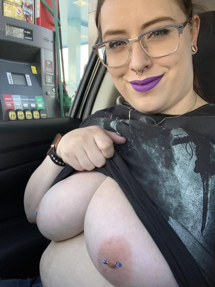 25P Exhibitionist Slut in the Car