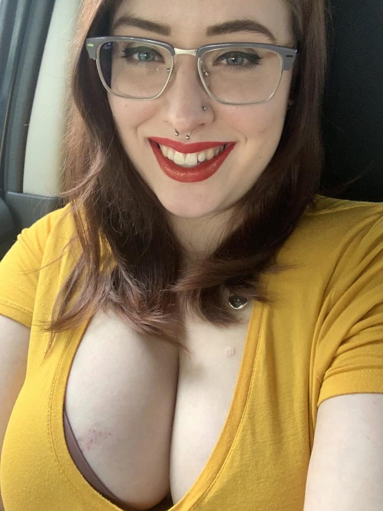 25P Exhibitionist Slut in the Car