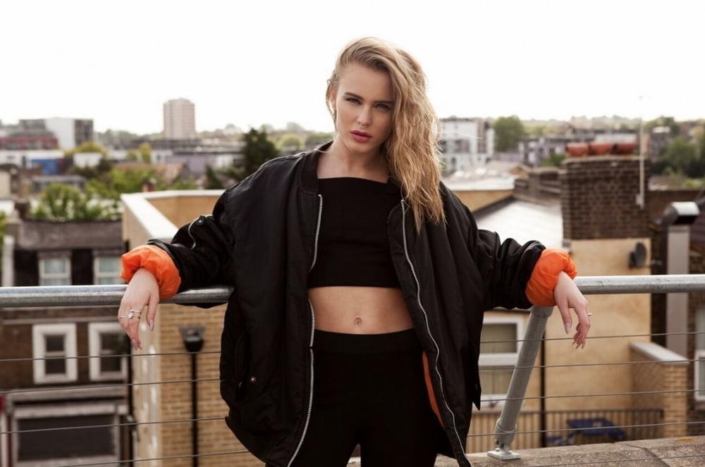25P Favourite celeb belly buttons 2