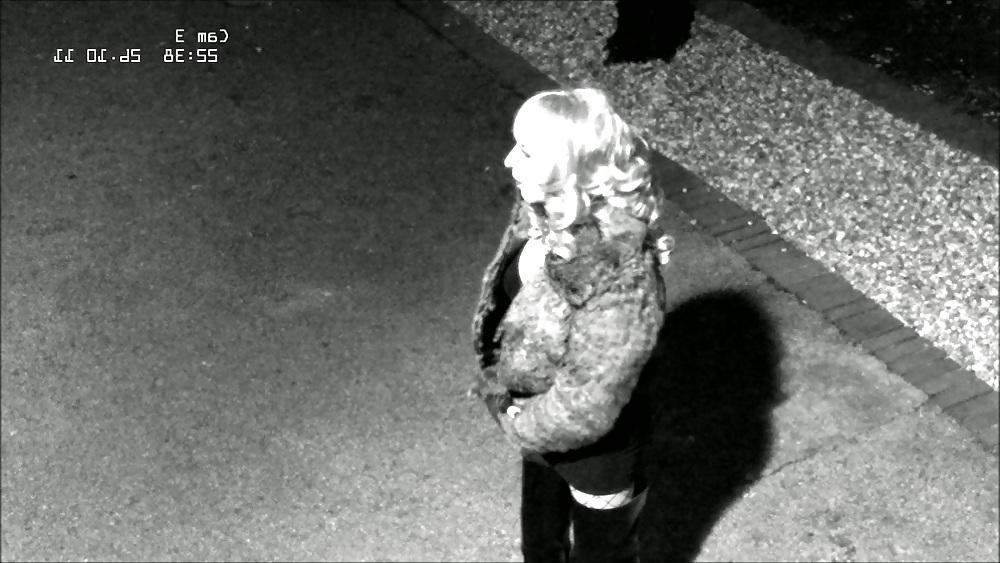 11P Dumme Hure vor CCTV gefilmt
