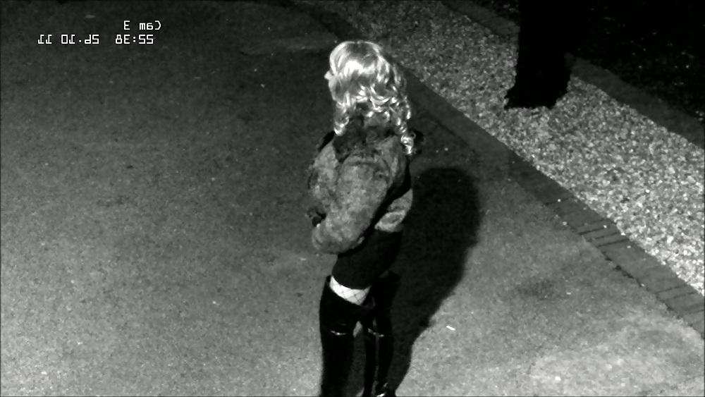 11P Dumme Hure vor CCTV gefilmt