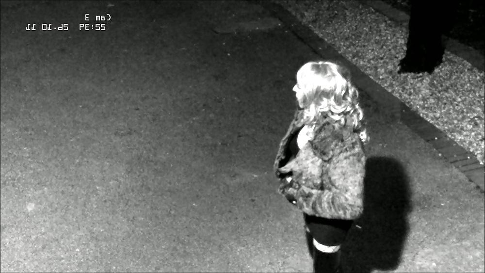 11P Dumme Hure vor CCTV gefilmt