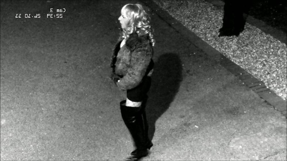 11P Dumme Hure vor CCTV gefilmt