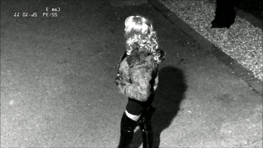 11P Dumme Hure vor CCTV gefilmt