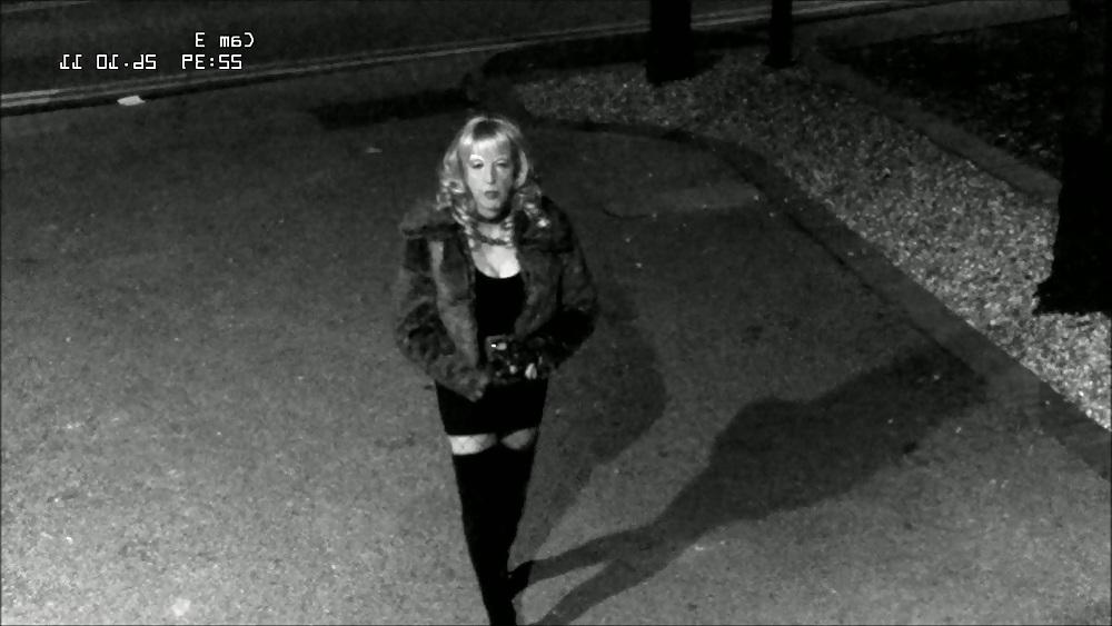 11P Dumme Hure vor CCTV gefilmt