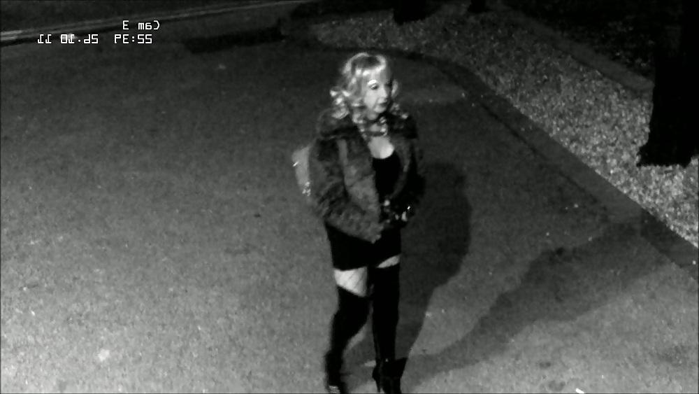 11P Dumme Hure vor CCTV gefilmt