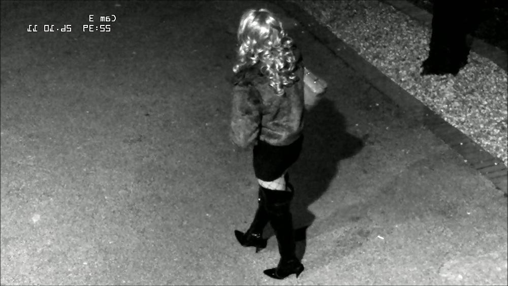 11P Dumme Hure vor CCTV gefilmt