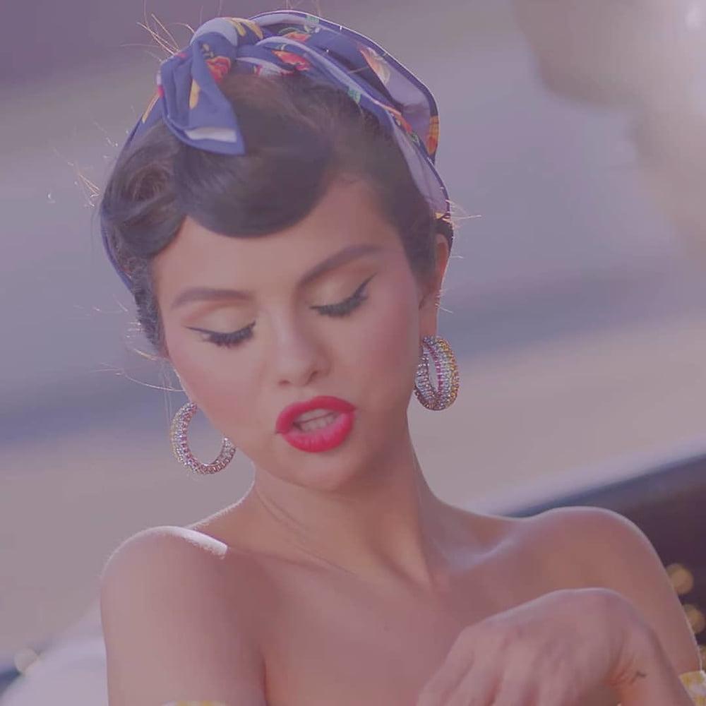 10P SELENA GOMEZ ... SHE NEEDS SEX IN THE CAR ...
