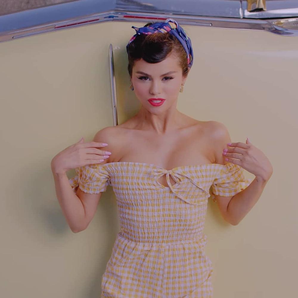 10P SELENA GOMEZ ... SHE NEEDS SEX IN THE CAR ...