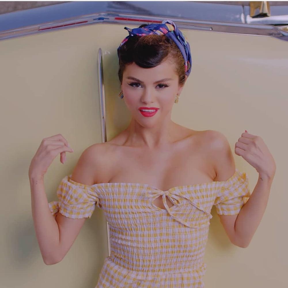 10P SELENA GOMEZ ... SHE NEEDS SEX IN THE CAR ...
