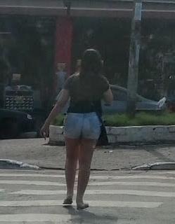 9P Gordinha de shorts Jeeans com um puta rabao