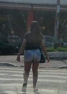 9P Gordinha de shorts Jeeans com um puta rabao