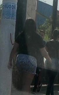 9P Gordinha de shorts Jeeans com um puta rabao