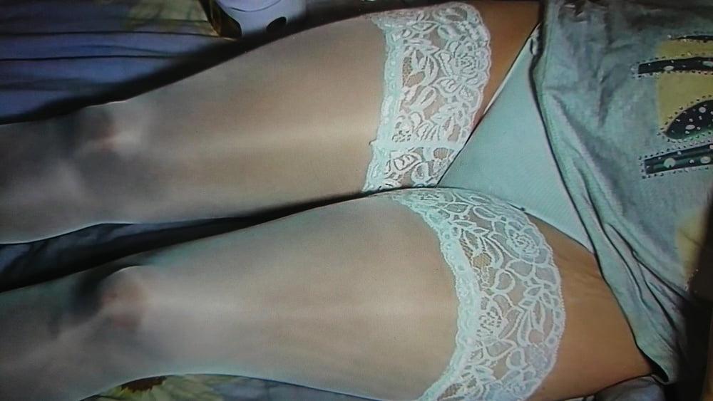 25P Housewife in stockings arround the house.