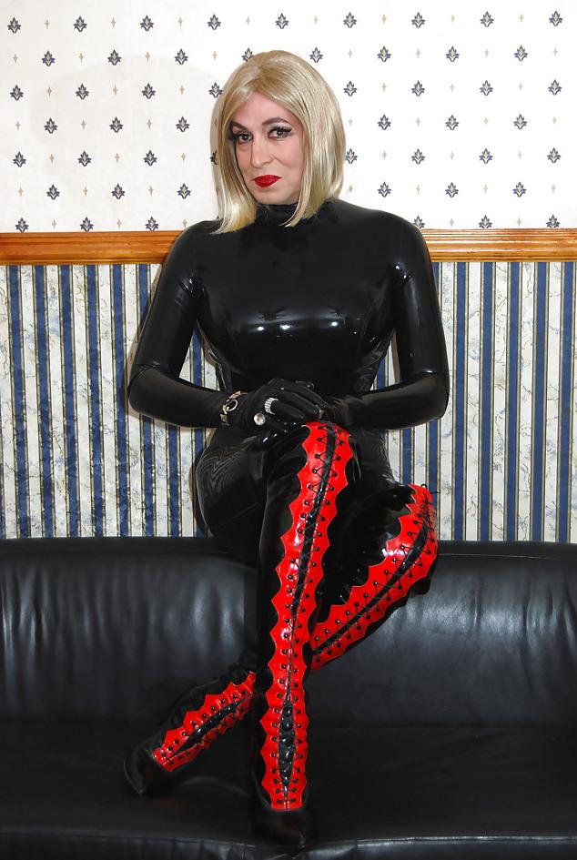 4P Rubber Domme