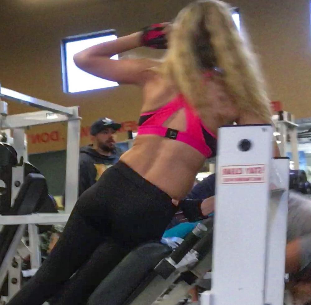 25P Blonde Gym Bunny Loves to Show Belly.