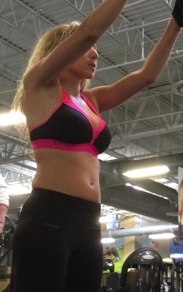 25P Blonde Gym Bunny Loves to Show Belly.