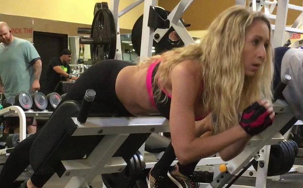 25P Blonde Gym Bunny Loves to Show Belly.