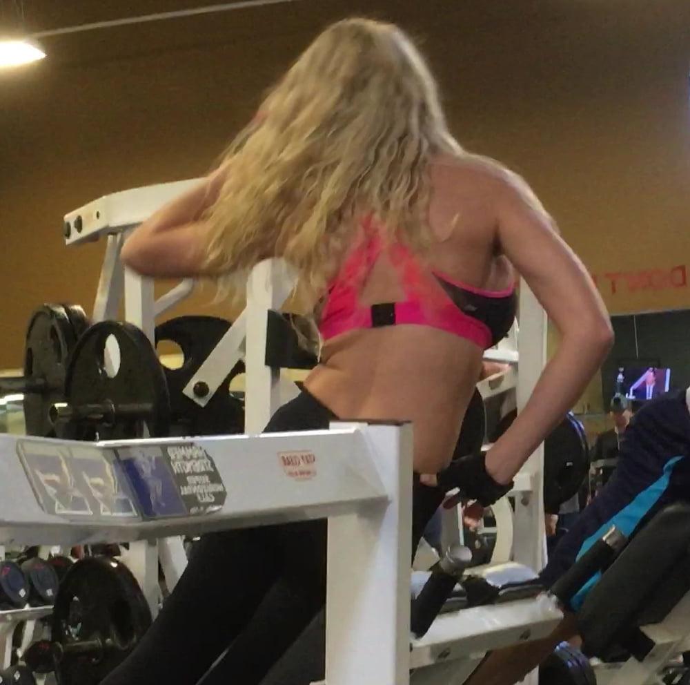 25P Blonde Gym Bunny Loves to Show Belly.