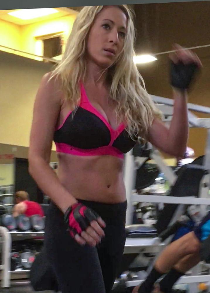 25P Blonde Gym Bunny Loves to Show Belly.