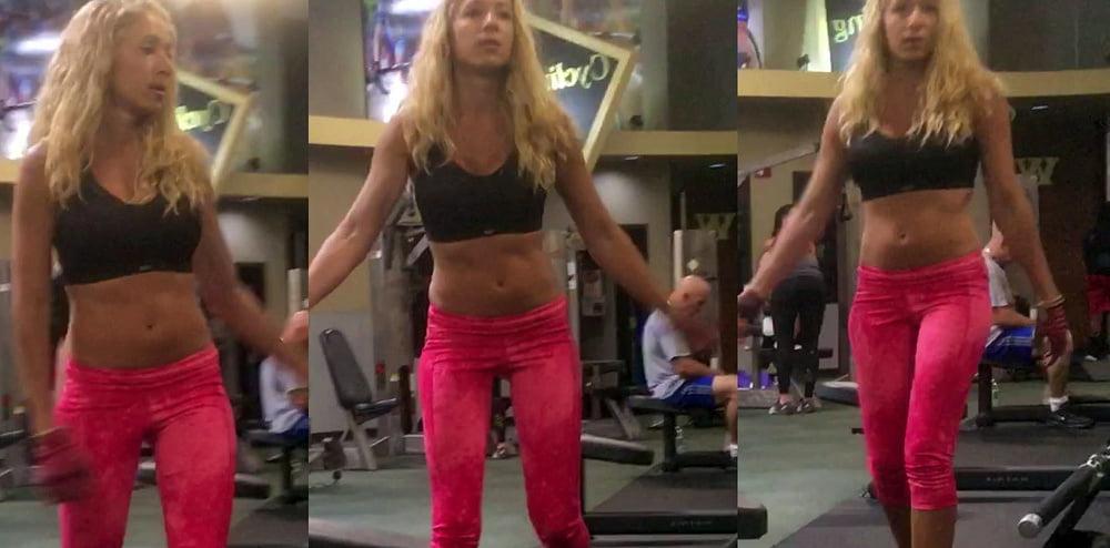 25P Blonde Gym Bunny Loves to Show Belly.