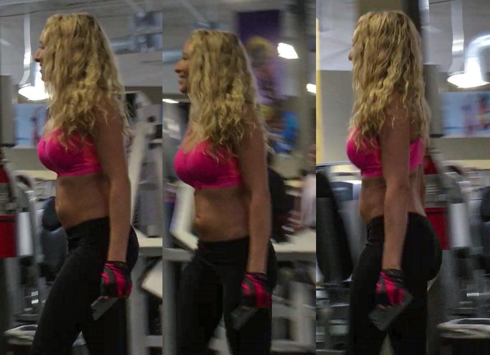 25P Blonde Gym Bunny Loves to Show Belly.