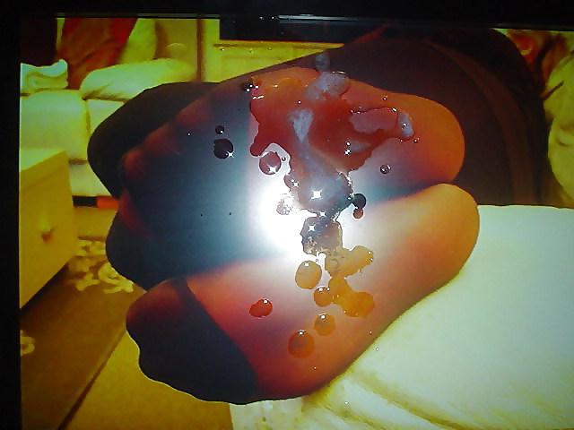 14P Nyloncumlord cums over em's nylon feet and legs