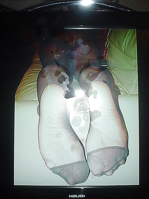 14P Nyloncumlord cums over em's nylon feet and legs