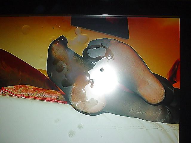 14P Nyloncumlord cums over em's nylon feet and legs