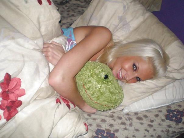 25P Beautiful Blonde Hooters Girl