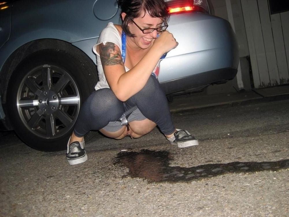 24P GIRL &amp; CAR 48 Pissing