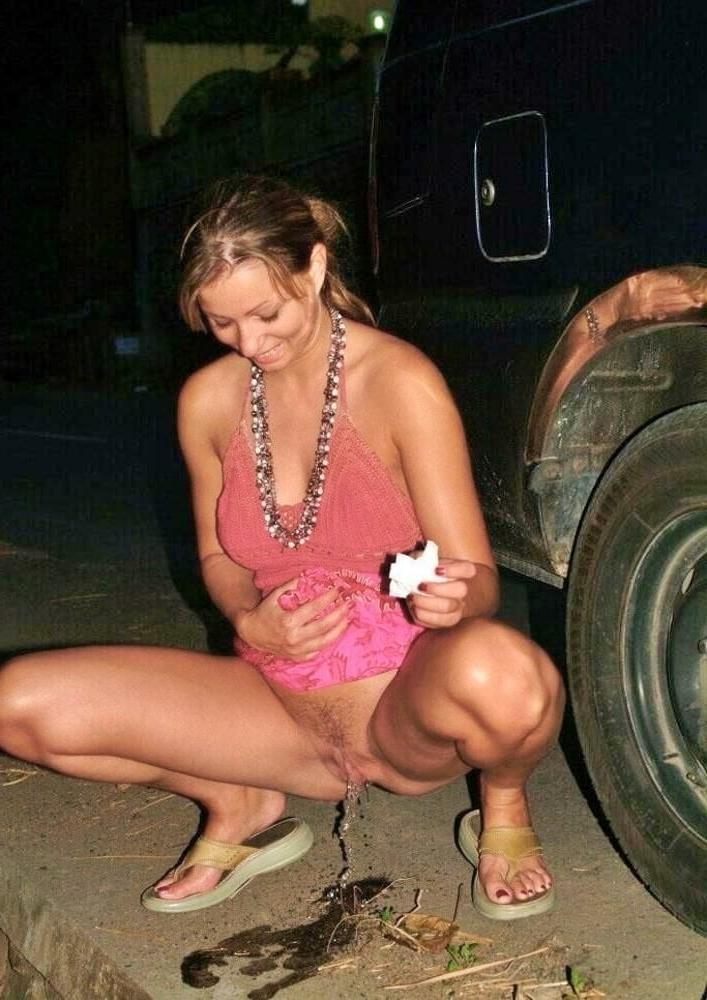 24P GIRL &amp; CAR 48 Pissing