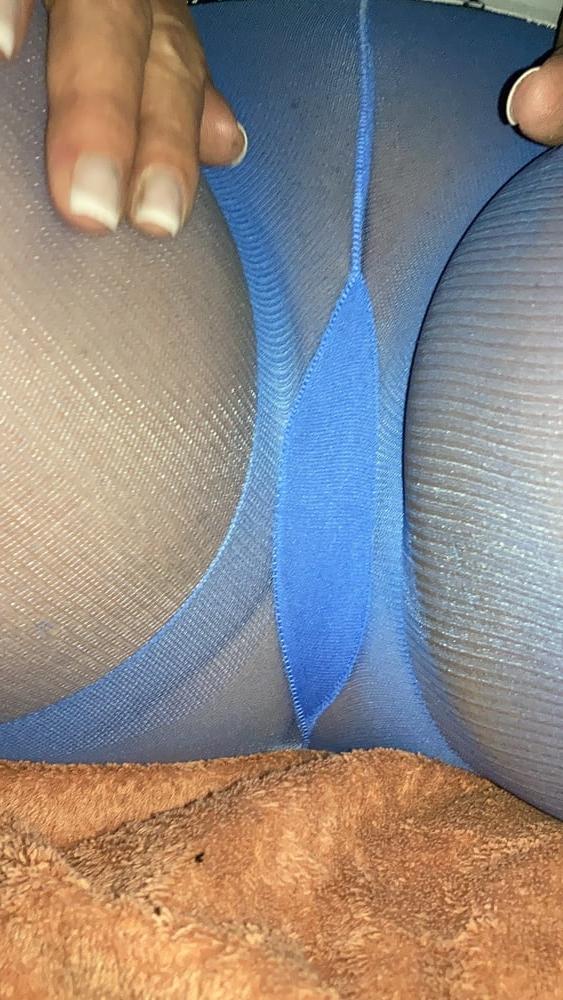 16P Gorgeous cougar milf in pantyhose