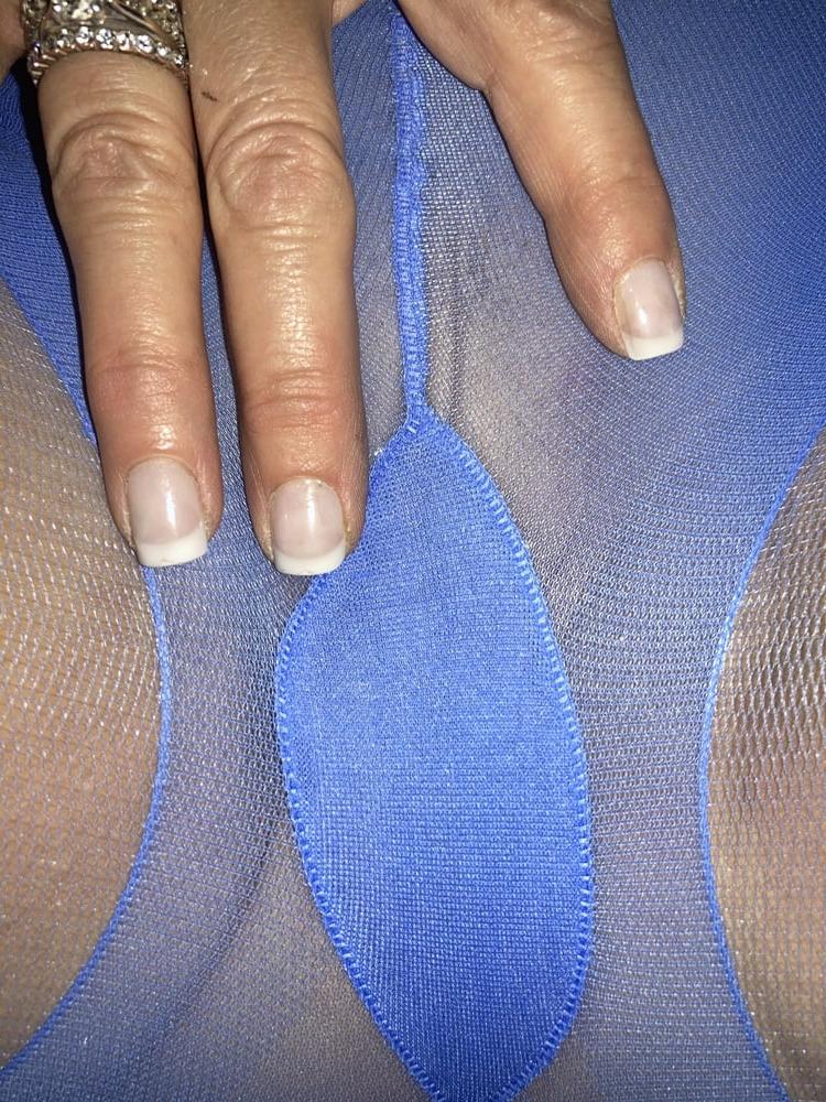 16P Gorgeous cougar milf in pantyhose