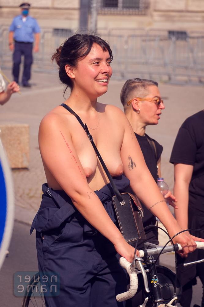 25P Nude in Public Berlin - Preview