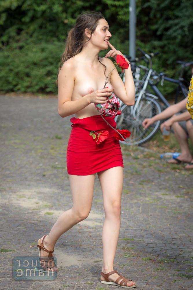 25P Nude in Public Berlin - Preview