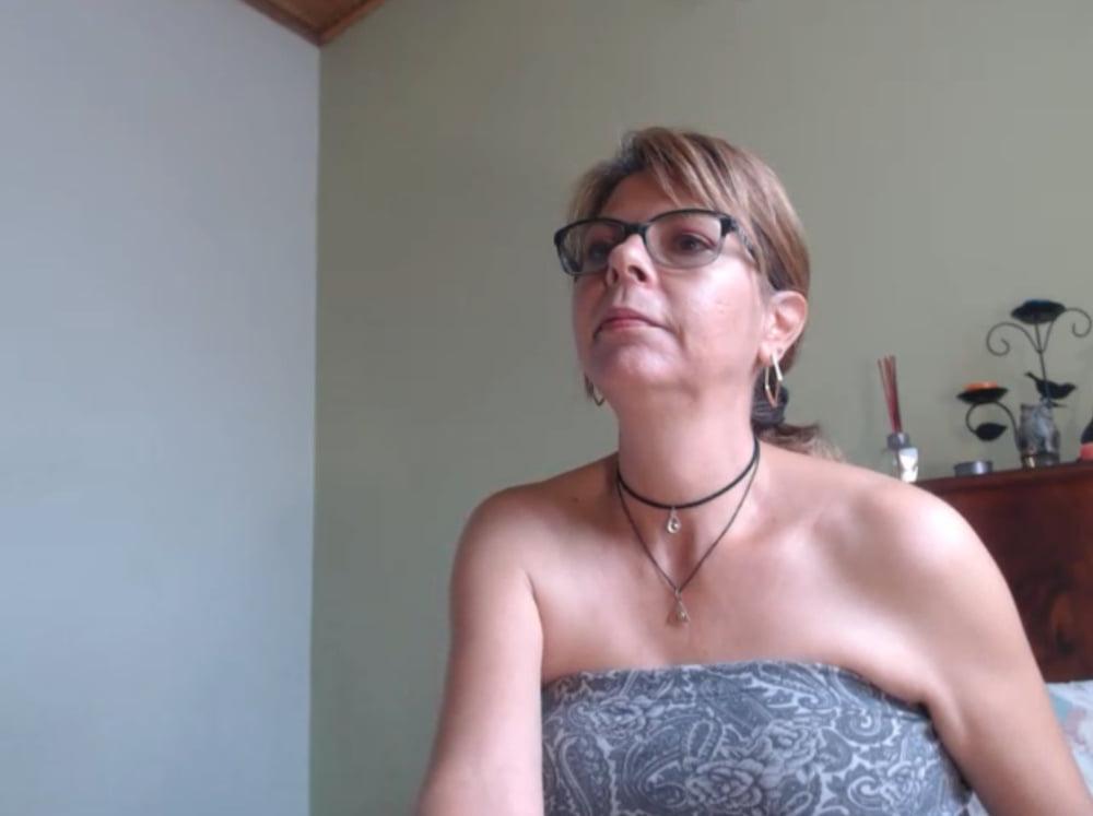 25P Love to watch this mature and masturbate at her on live cam